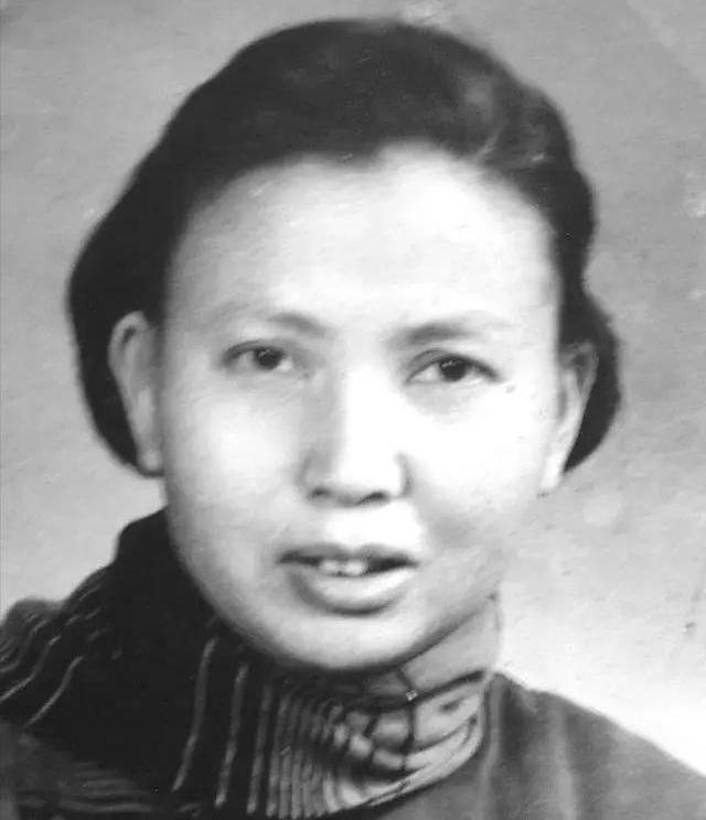 1941年，“双枪老太婆”莫林被敌人抓捕，眼看就要被活埋。敌人问她：“你认识莫林