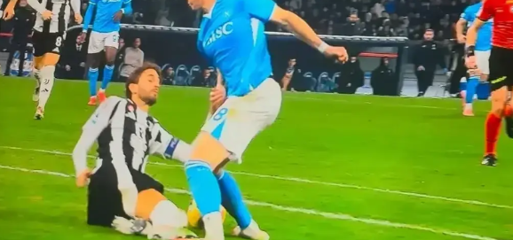 卡萨诺炮轰巴雷拉，多少有点疯狂了！他在节目中表示巴雷拉在场上看似覆盖面很大，其实