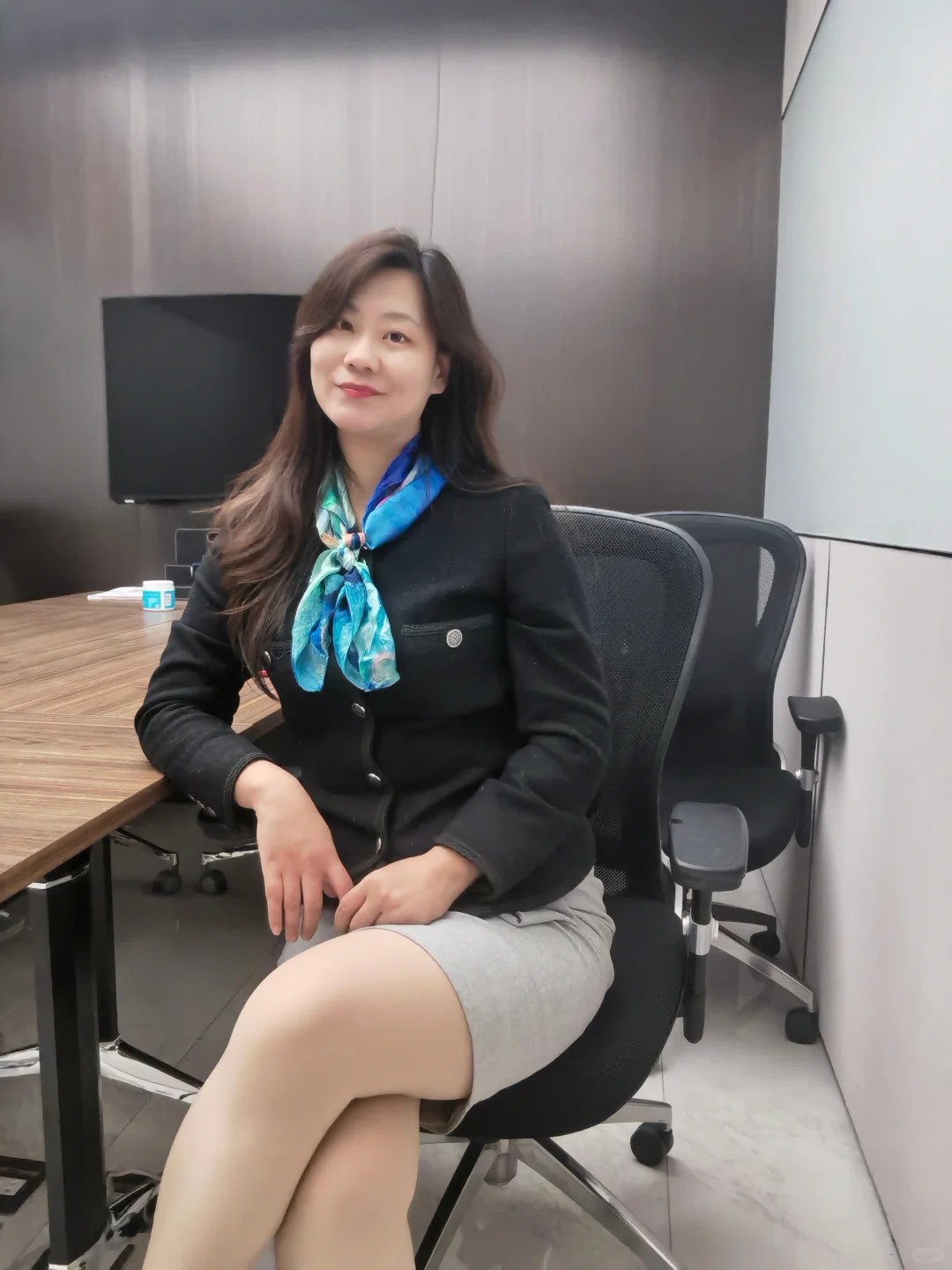 今日会议室
一早出门，从客户那出来才10点.开始下起雨。屋外雨潺潺，春意阑珊。回