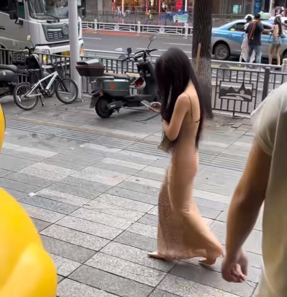 女子衣着清凉，打扮时尚性感，走路一步三摇，让人看着心疼，也不知道究竟怎么了。
有