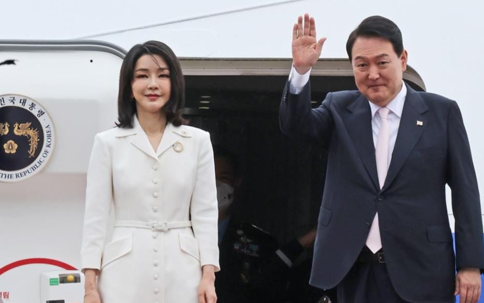 尹锡悦很可能会被限制出境，但是他现在没有被弹劾，也没有辞职，怎么说也是韩国合法的
