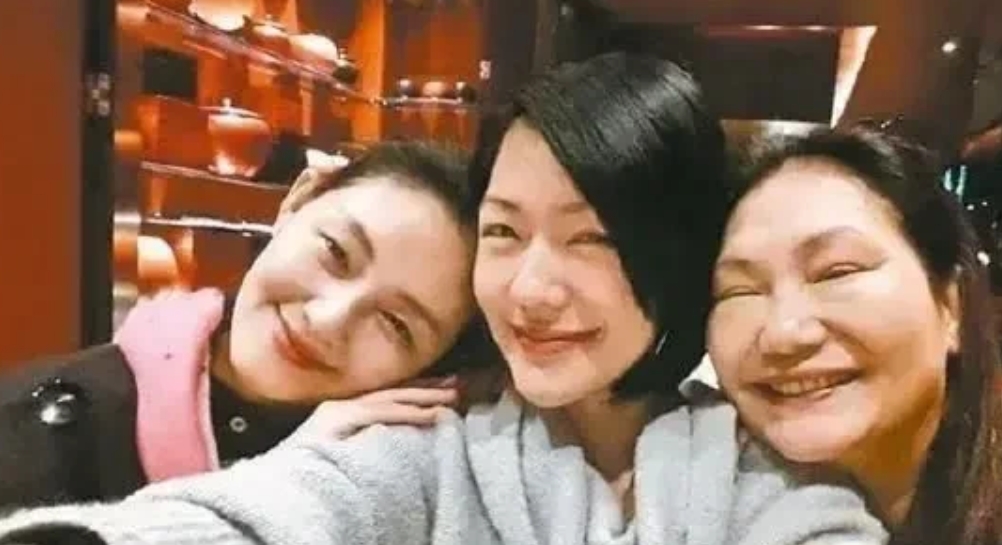 小S又出来发文:
感谢大家用不同的分手
悼念亲爱的姐姐熙媛……
配乐肖邦的离别曲