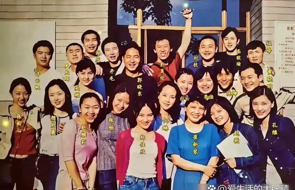 陈坤和黄晓明明显对前方班花有意思，黄晓明的目光都没有离开这女孩。现在都是单身了，