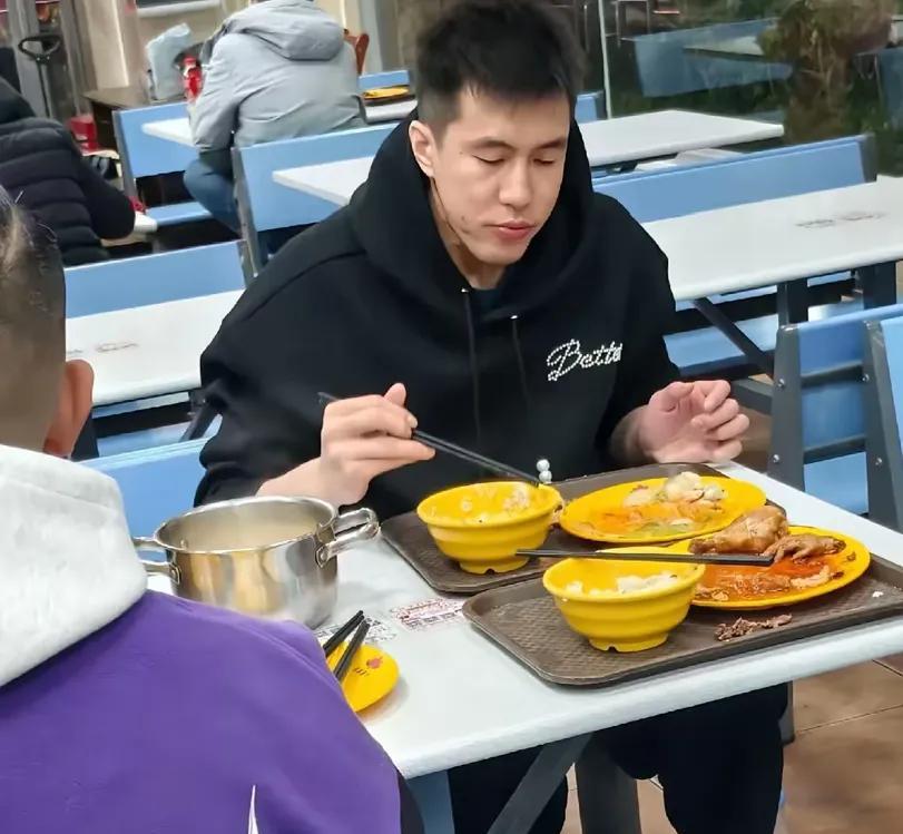 郭艾伦这样挺好的，跟辽宁队保持距离，没有邀请他上春晚也不耽误郭艾伦开跑车，体验厦