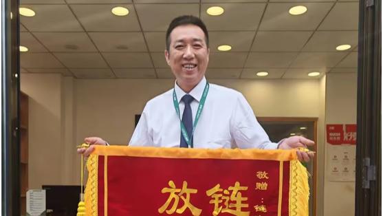 夜幕下的守护者：城市寻家之旅