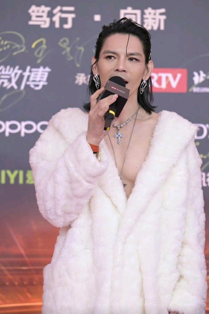 我不行了朋友们￼
向佐这个指甲缝里面是泥吗￼