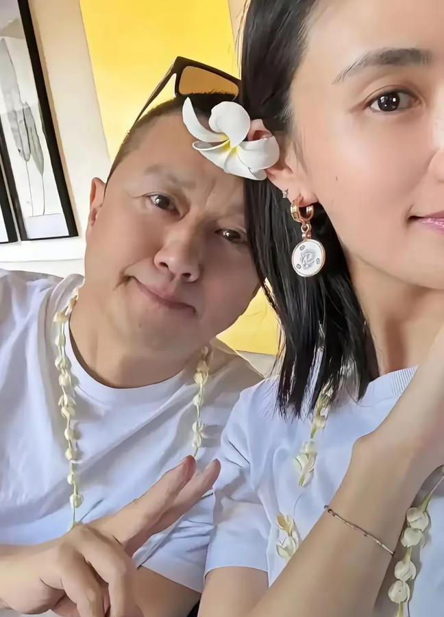 没想到，李亚鹏一把年纪，突然开窍！和小娇妻大方合照秀恩爱，以前和王菲在一起可从没