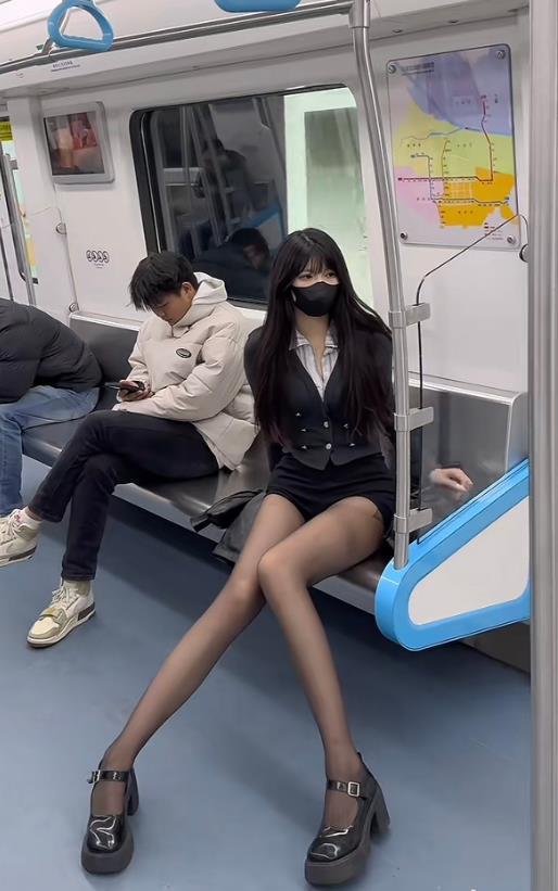 搞得隔壁兄弟是一点不敢抬头呀！