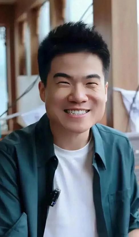 东方甄选从教育转行直播带货本身就是一件很巧合的事情，董宇辉突然出道同样是很巧合的
