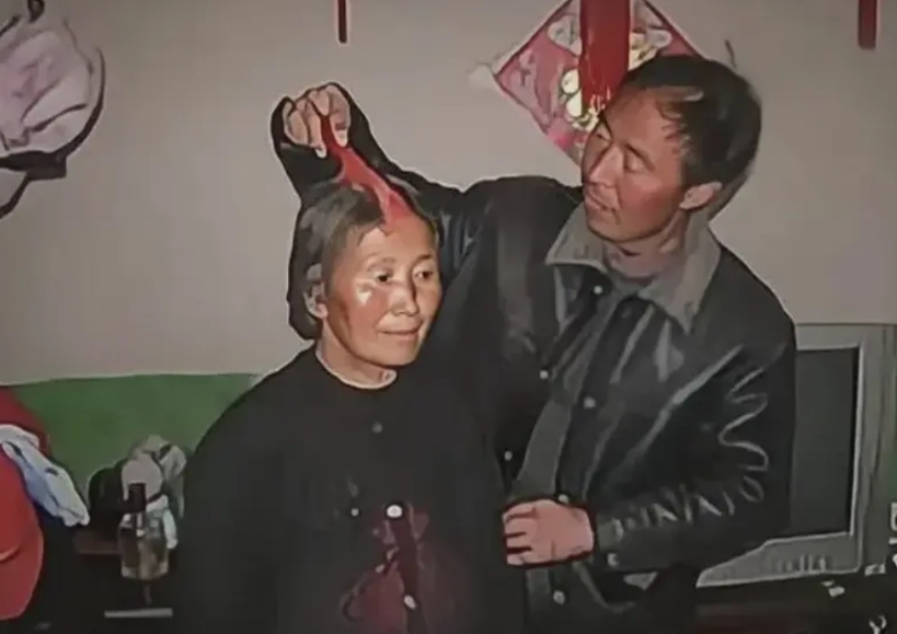 2003年，河北1男子下班途中遇见了1个聋哑老太，出于同情将她带回家，不料，老人