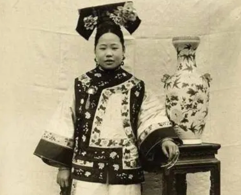 清朝有着满汉不通婚的祖训，为何还是有很多汉人妃子？原因很简单。

一、别看祖训喊