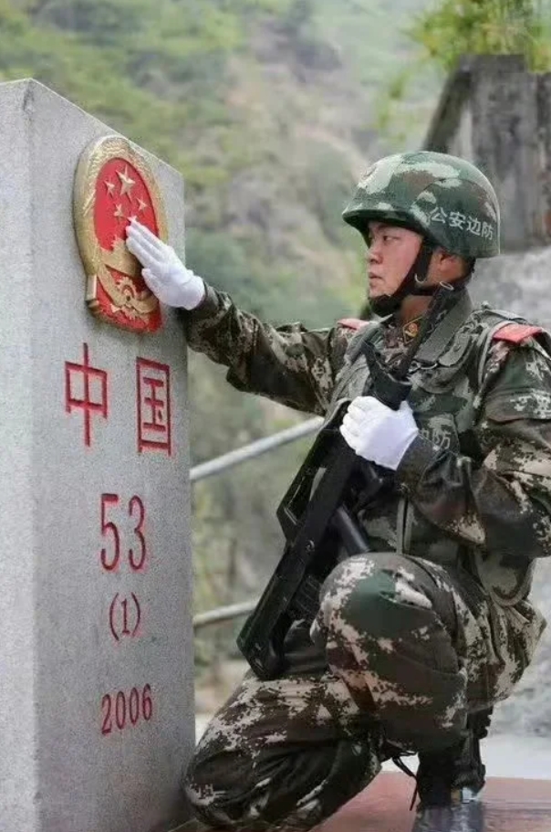 守卫在中印边境的武警战士，每次巡逻执勤经过界碑旁边，战士总会深情地抚摸界碑上悬挂