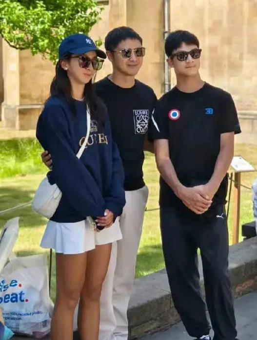 田亮曾是跳水界传奇，退役后活跃于娱乐圈。近日他晒出12岁儿子近照，引发热议。亮仔