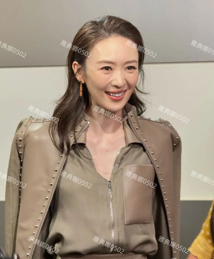 童瑶生图，身材很高挑也很瘦，脸巨小但是本人不年轻，发缝稀疏皮肤松弛，笑的时候确实