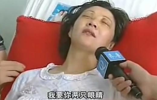 山东滨州，一男子怀疑妻子与他人有染，便骑着摩托车把妻子带到偏僻处，说要跟她借一样