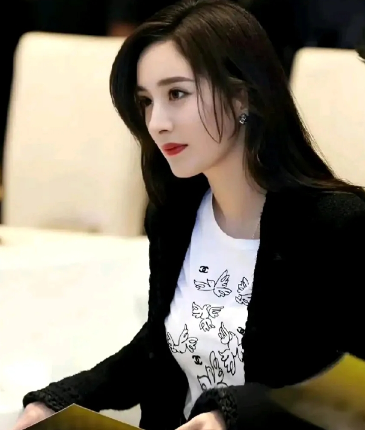 哇，杨幂去新疆遇到语言问题，有迪丽热巴这个好友及时帮忙当“翻译”真是太好啦，这友