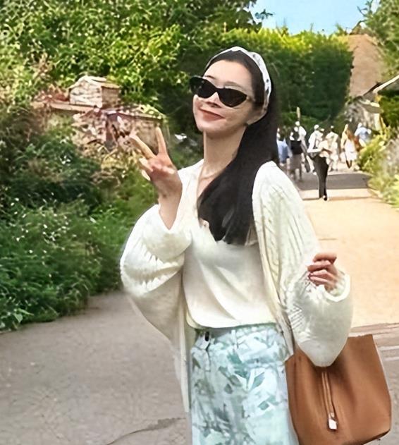 宋轶自出道以来，凭借扎实演技塑造诸多经典角色。恋爱后的她，时尚风格悄然转变。近日