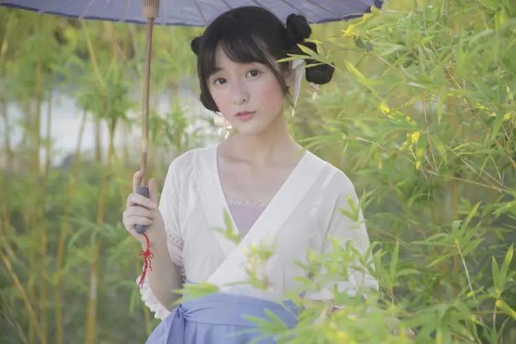 徐娇：泳装写真，绽放青春之美