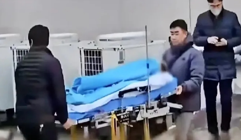 紧急出口脱落救了她。韩国客机遇难事故幸存者之一的空姐说出更多细节。
事故发生时，