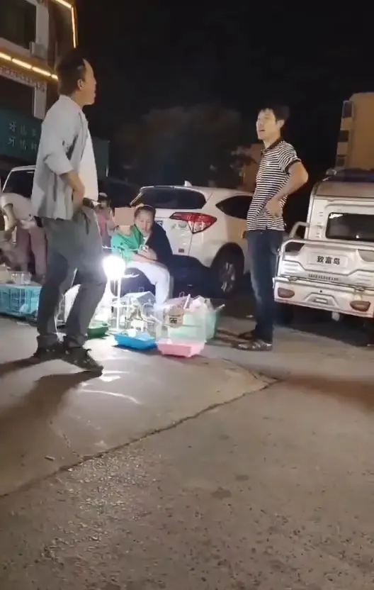 太凶狠了！当街持刀将人砍死！
在山东高密的夜市发生了一起严重的暴力事件。根据网络