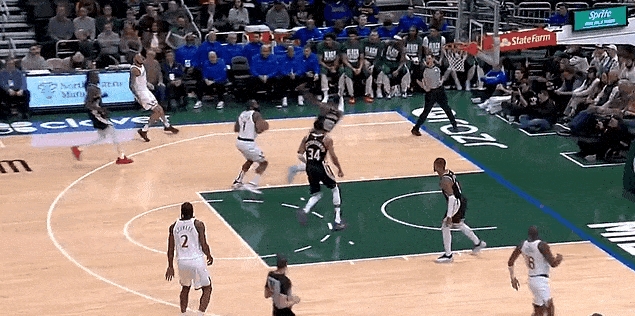 一下顶飞！哈登直接把库兹马撞飞几米！
在今天NBA常规赛快船对阵雄鹿的第一节比赛