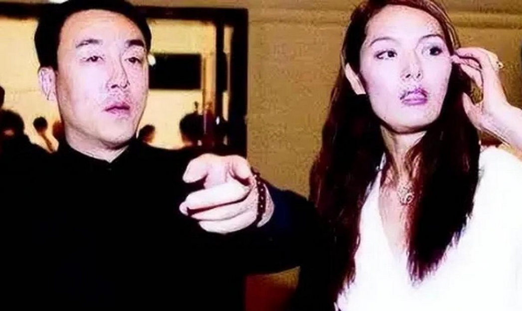 2006年，47岁的春晚导演郎昆趁32岁妻子马艳丽出国，出轨24岁舞蹈家刘岩，妻
