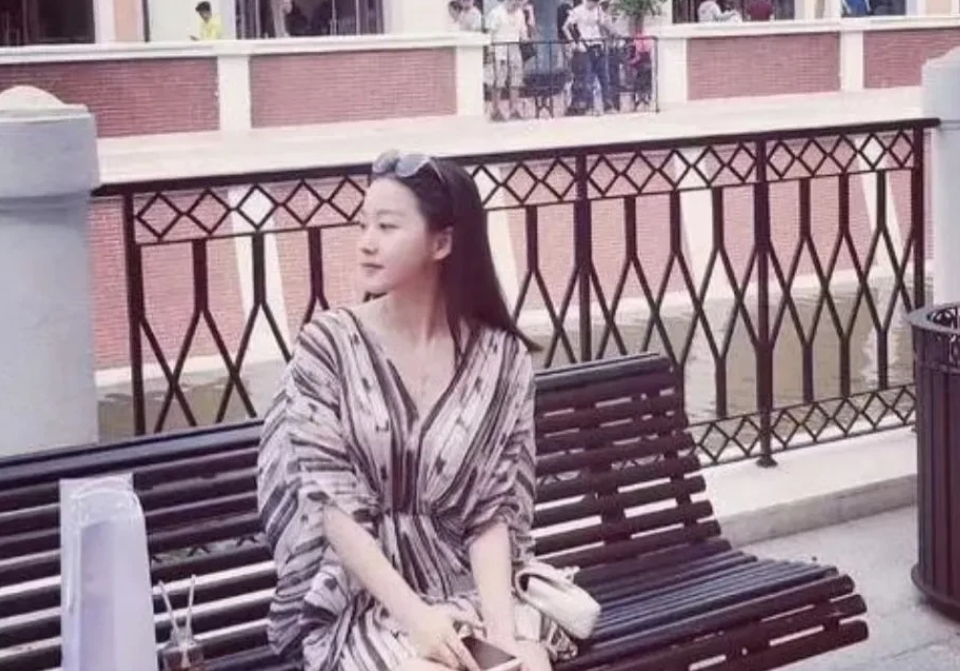 我感觉夏露的家庭条件应该是很好的吧，毕竟看她以前的照片，貌似她的穿搭很舒适，很漂