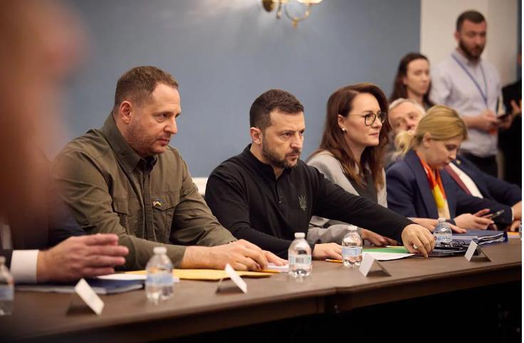 乌克兰总统泽连斯基今天在社交媒体上发文说，他分别会见了美国国会参议院和众议院两党