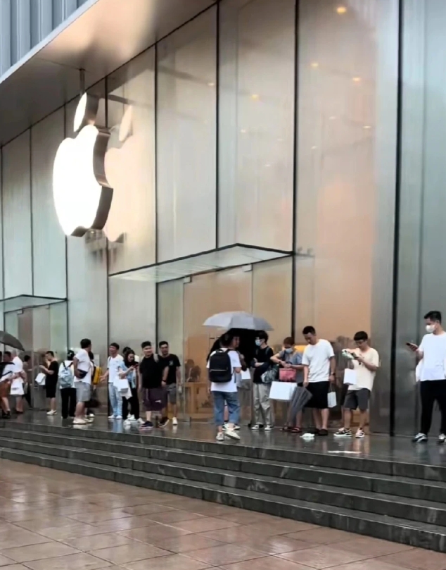 谣言止于智者！

iPhone 16系列首日开售场面非常火爆，尽管苹果体验店外面