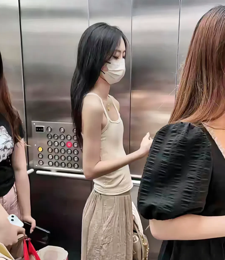 上海，有一名外卖小哥在送餐的过程中，在一栋大厦的电梯里，看到了一位瘦骨嶙峋的女子
