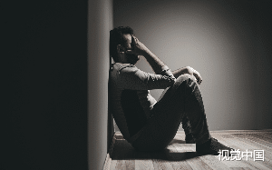 老婆为了给初恋煲粥，不顾高温天气将女儿扔在车里