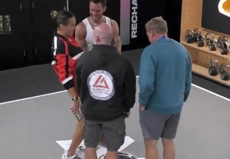 萨巴伦卡和她男友还有体能教练围着奖盘做啥那！三人聊的十分开心，萨巴伦卡男友穿着白