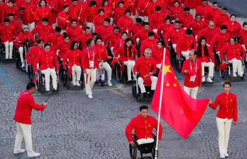 巴黎残奥会开幕式，小编感觉到三个出人意料！

1、中国队入场仪式一片中国红，太绚