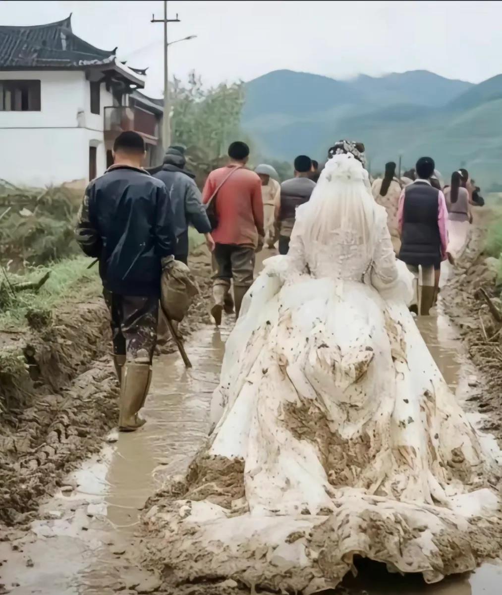 就是这样的一张图片，它火了，火的一塌糊涂。 照片中，是一位穿婚纱的新娘， 她提着