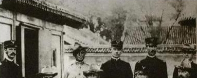 1900年，八国联军打进北京城后，无意间打开了清军的武器装备库，眼前的一幕令他们