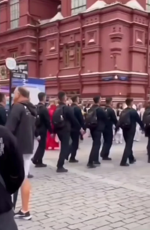 傻子太多，骗子都不够用了
在外网上有人看了这个视频，就开始造谣大国出兵支持俄罗斯