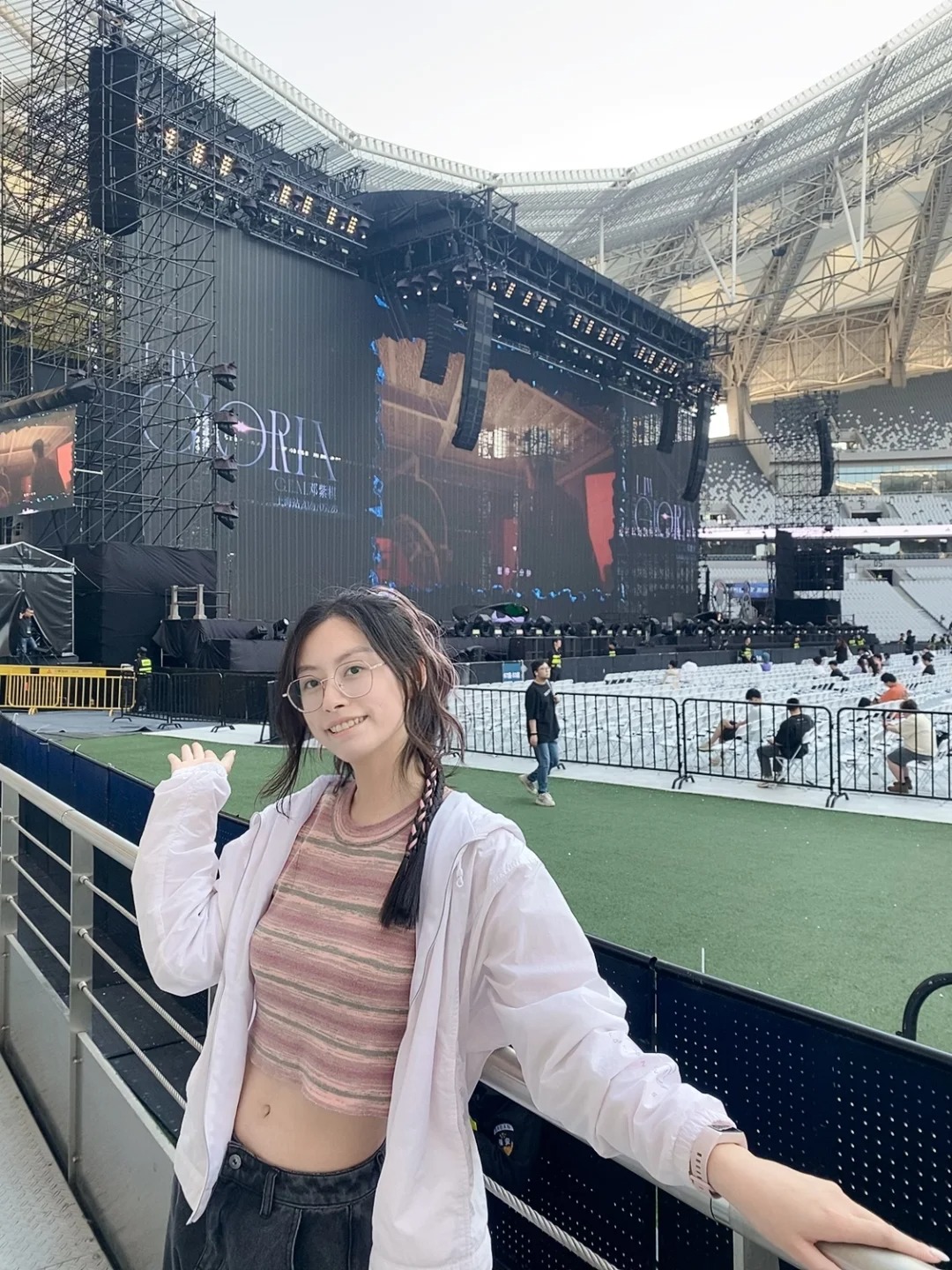 成功阻止了一场精心策划的演唱会求婚
首先！解解婚纱太美啦！全场15台1层的都超嗨