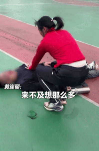 泪目了！一女子看到路边有人趴着，听路人说：他已经昏迷四五分钟了！眼见男子心肌梗死