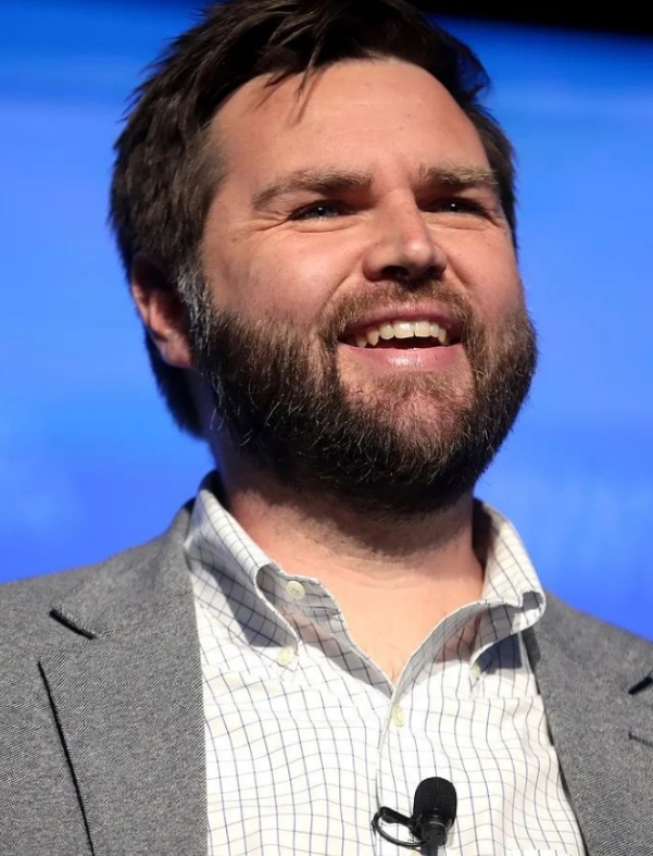 万斯并非出生于豪门，他的家庭是普通的工薪阶级，和大部分美国家庭一样，

靠着微薄