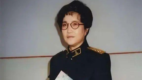 定居美国十几年，78岁回国“捞金”，她凭啥被称“人民艺术家”？