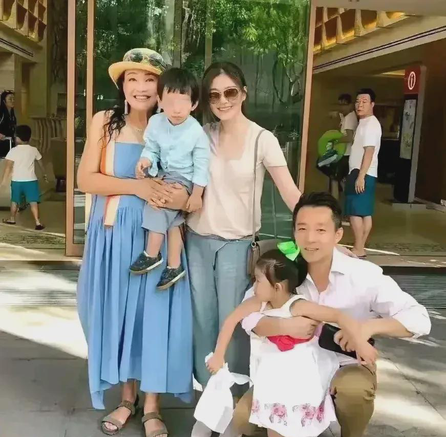 
 
两个孩子主动提出想跟爸爸生活，身边还有从小照顾他们的杨阿姨帮忙。S妈应该