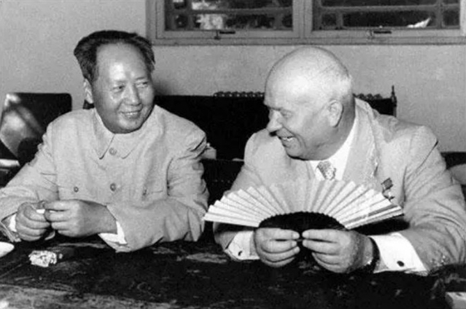 在历史的长河中，一张摄于 1957 年的照片记录下了意义非凡的瞬间。照片里，毛主
