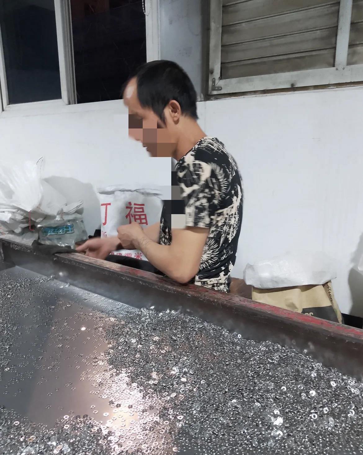 这位哥们牛逼哄哄的，认识了几年，打牌赌博欠高利贷25万，欠信用卡6万，欠借呗花呗