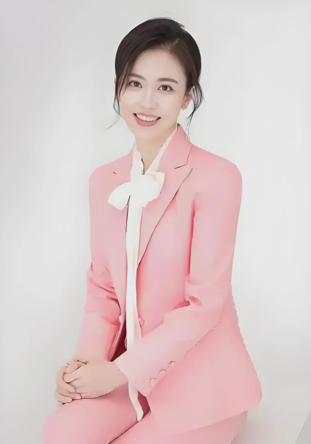  
 
 
姜多，1982年7月出生在哈尔滨。从黑龙江经济管理干部学院毕业后，她