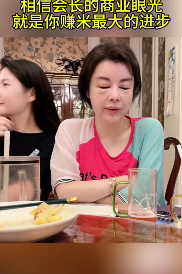 这就是花千万保养的脸，余文红50多岁，医美界的扛把子。

不开美颜不磨皮，可以真