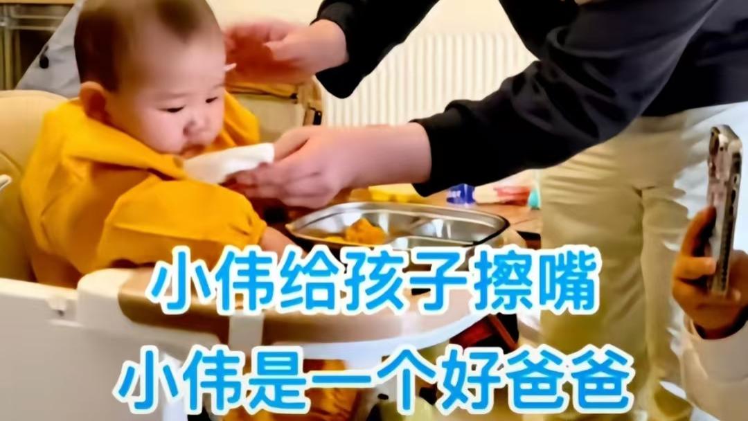 大衣哥心疼儿子朱小伟，称人多儿子就不愿出来，小伟当爸后变自信