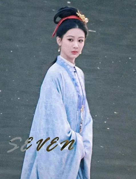 杨紫在《家业》里的盘发造型真的杀疯了！一整个大惊艳的状态。


之前看她的角色，