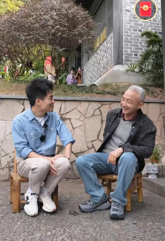 一老一少，在广东惠州东坡祠聊苏东坡。
相见甚欢，戴建业老师太喜欢宇辉了。

宇辉