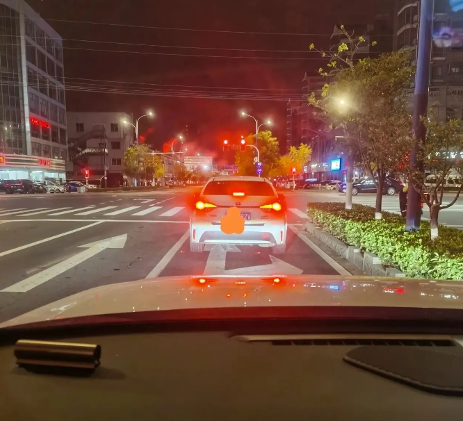 在这种可直行也可右转的路口上等红绿灯，这并不是道德上的缺失。
虽然将右转车道和直