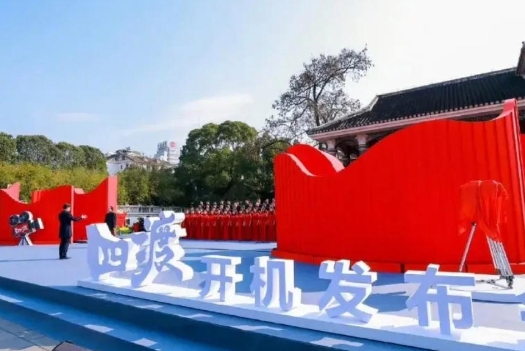 博纳影业拍摄主旋律倒是看家本事。电影《四渡》日前举办了开机仪式。
据说又是一部大